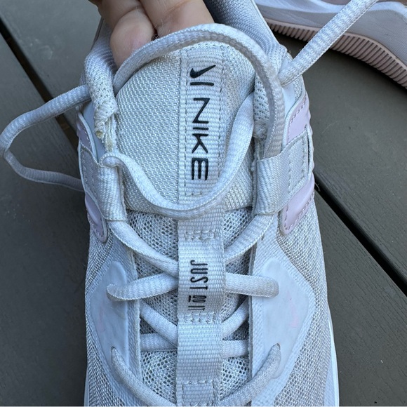 NIKE MC TRAINER SHOE running and workout shoes white/pink women’s size 9.5 - Picture 8 of 12